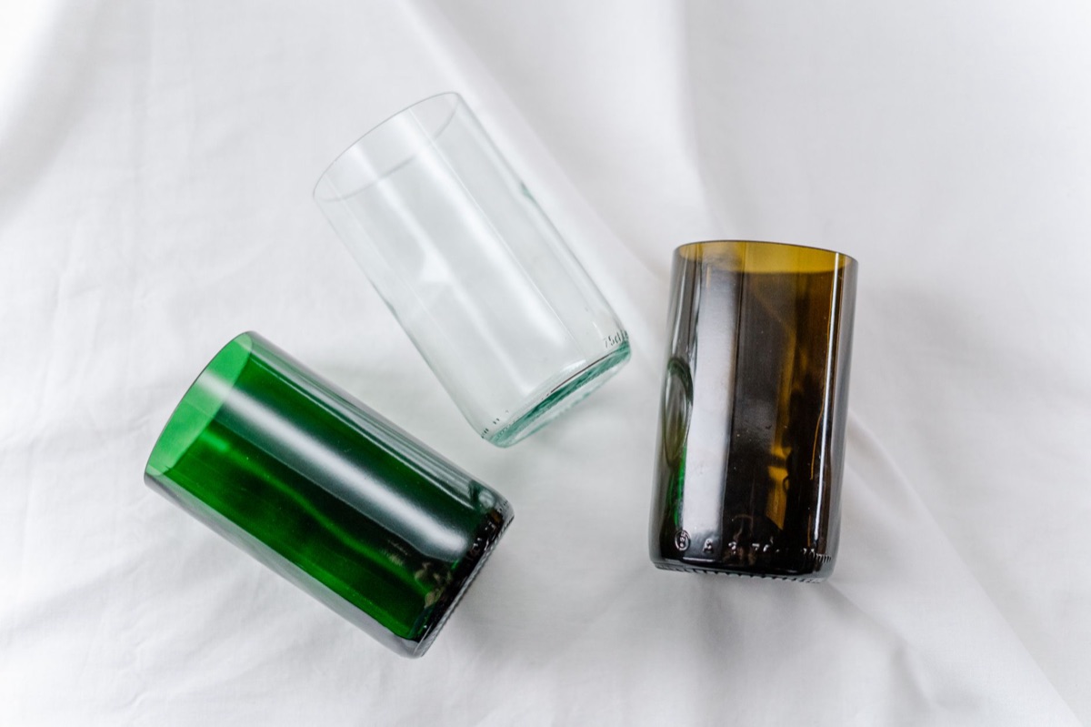 Eine klassische grüne Soju-Flasche mit einem kleinen Glas.