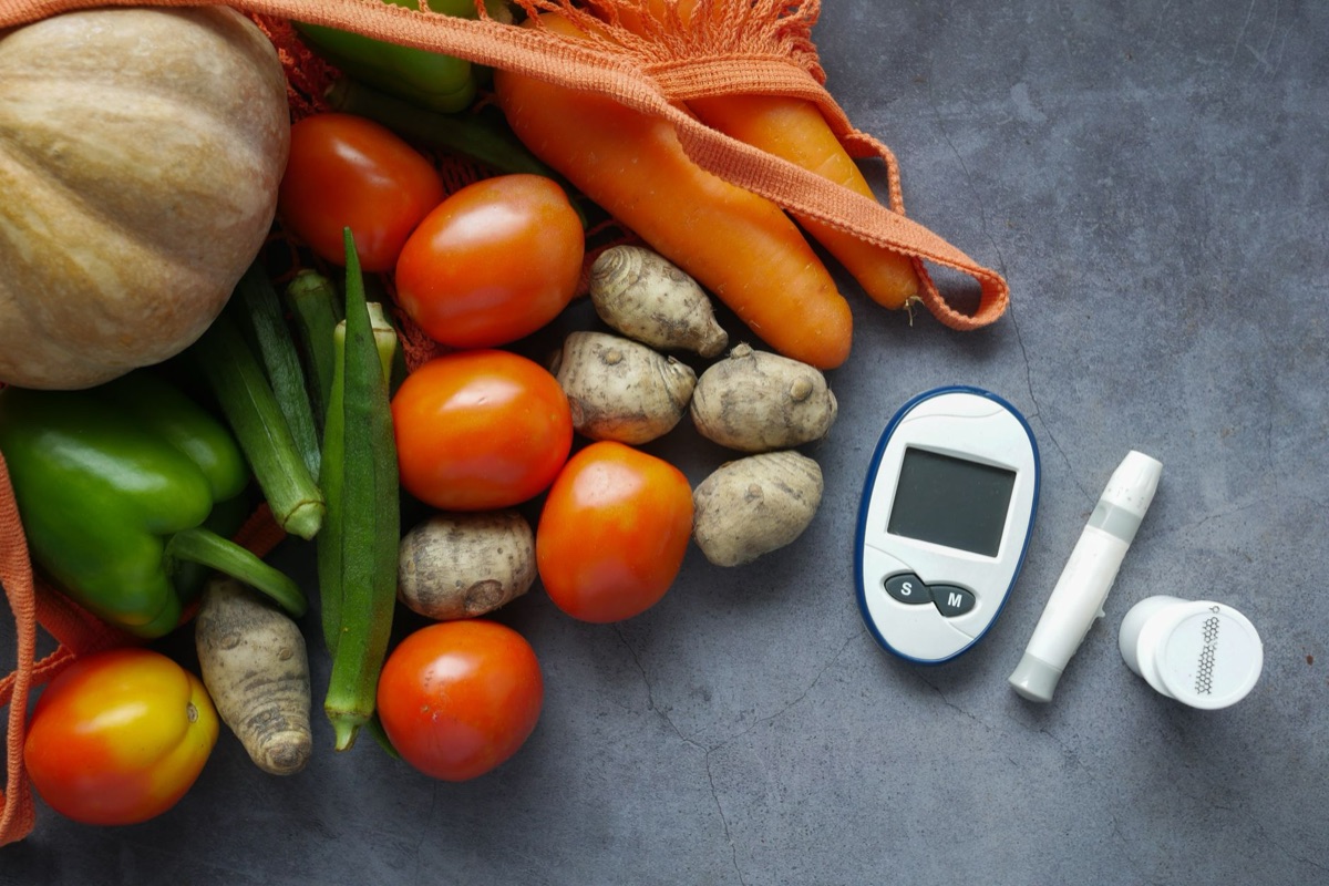 Etiqueta de información nutricional mostrando carbohidratos y calorías.