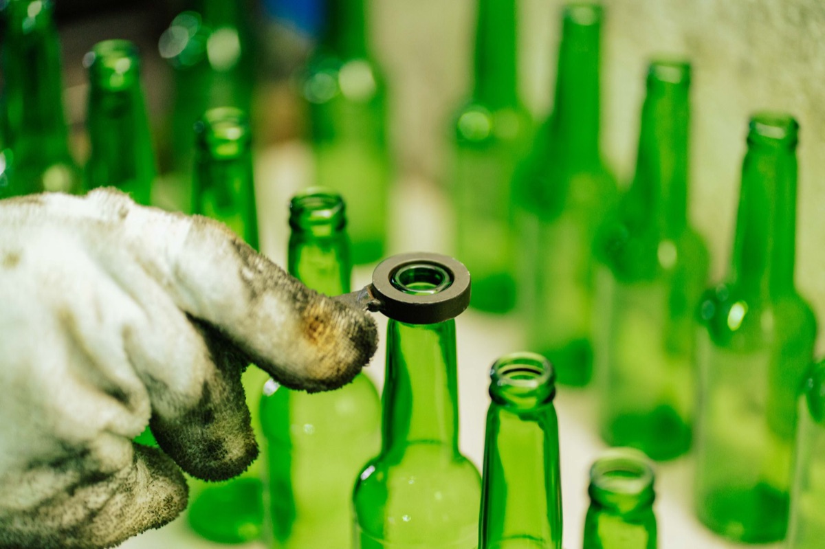 Een fles soju en een klein glas