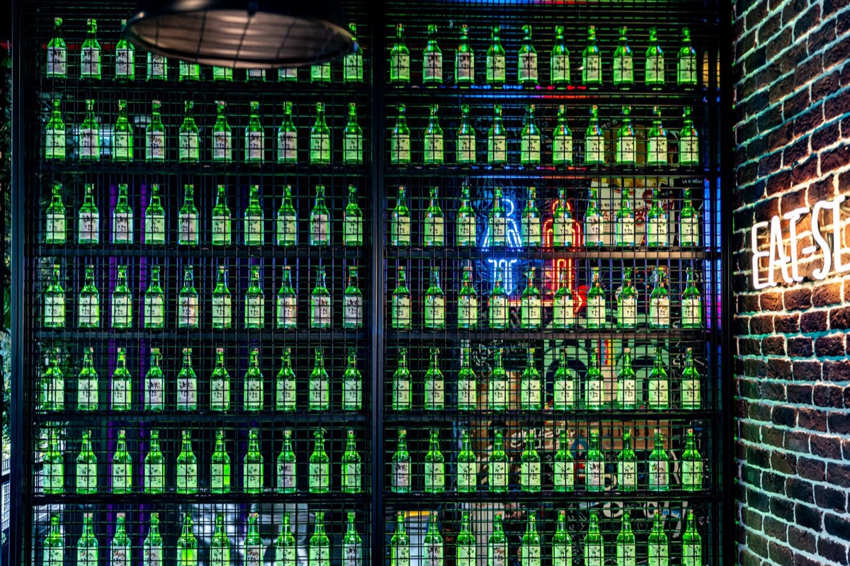 韓國燒酒瓶與酒杯