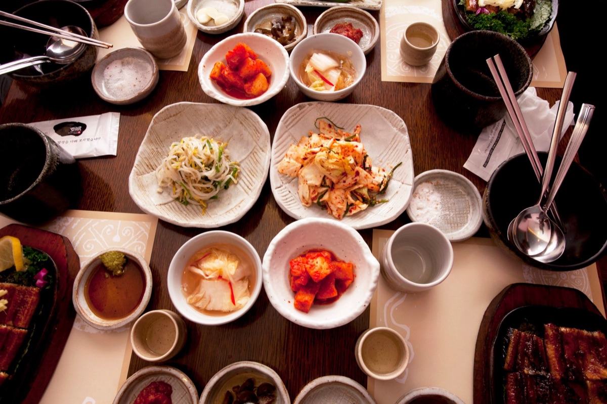 variedad de acompañamientos tradicionales coreanos conocidos como banchan