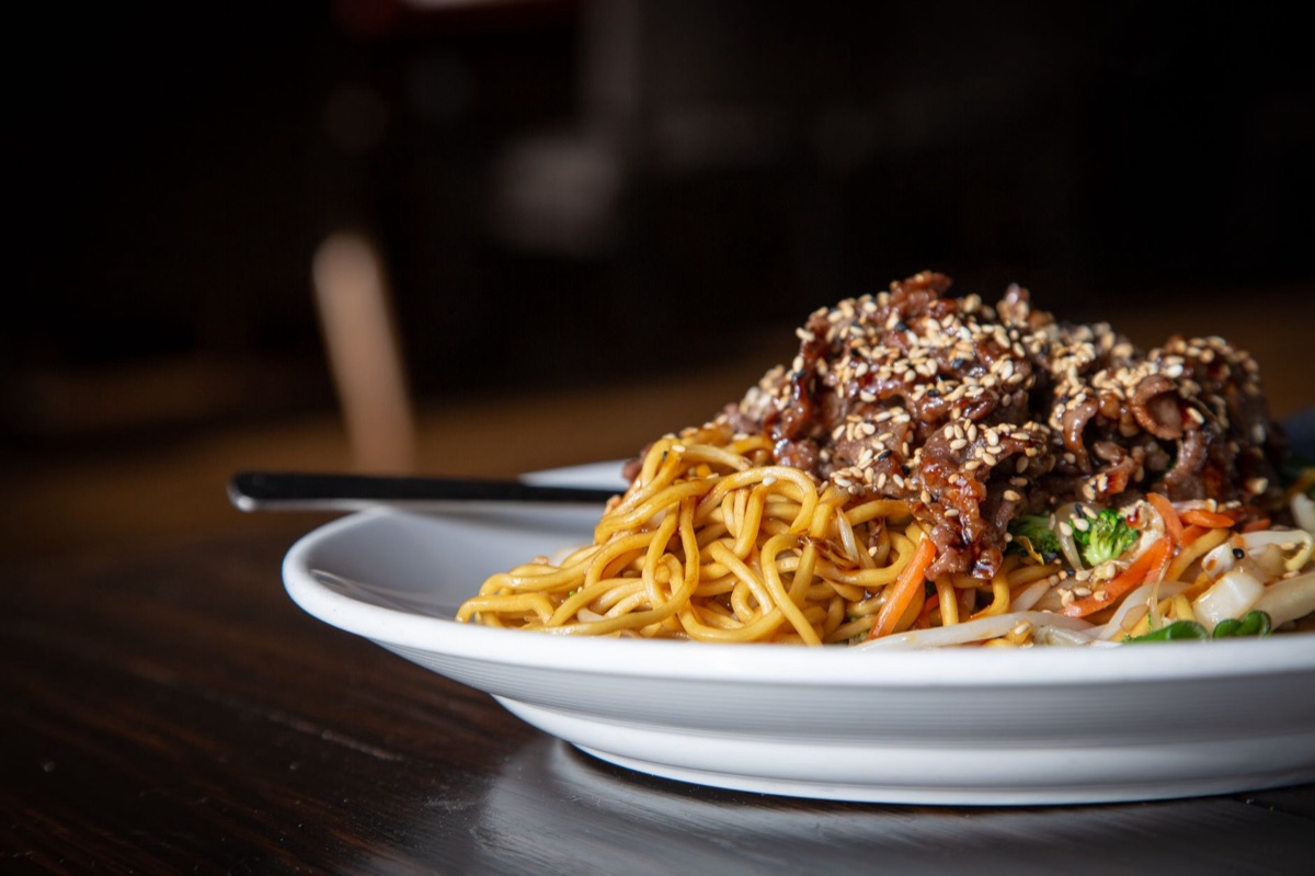 Viande bulgogi marinée prête à cuire.
