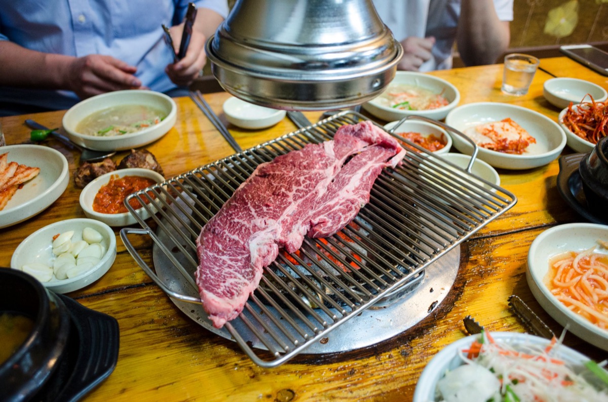 Fettine di carne bulgogi su una griglia coreana