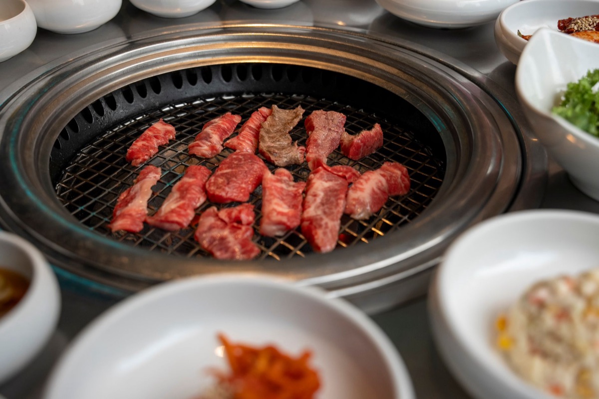 Gemarineerd bulgogi vlees op een grill