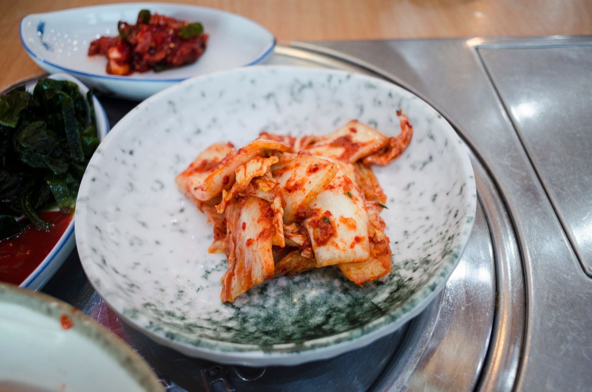 Pratos tradicionais de bulgogi e acompanhamentos coreanos