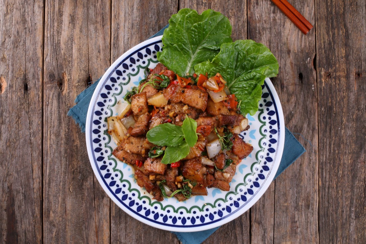 Samgyeopsal de barriga de porco e a cultura de embrulhar em folhas de alface (ssam)
