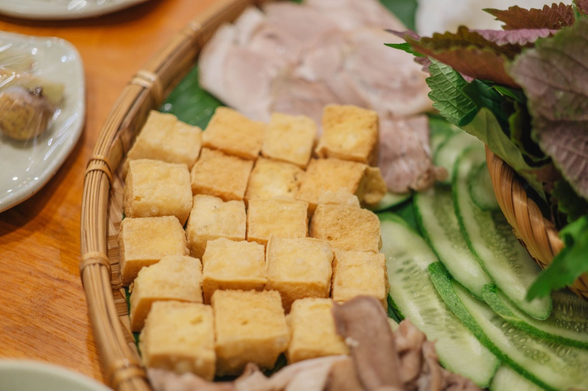 Blocchi di tofu affettato