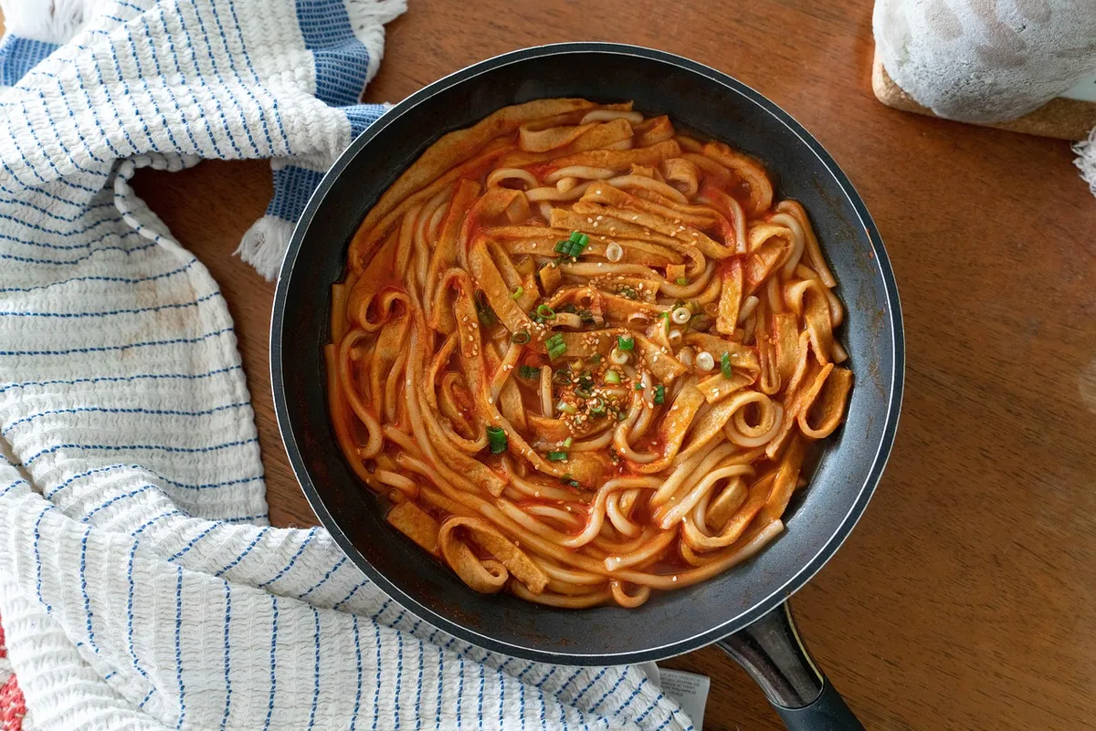 韓國料理中的泡菜丼、麵條、韓國食物、烏冬、料理、餐點、食物、魚糕、辣椒醬、辛辣、平底鍋、亞洲、泡菜丼、泡菜丼、泡菜丼、韓國食物、韓國食物