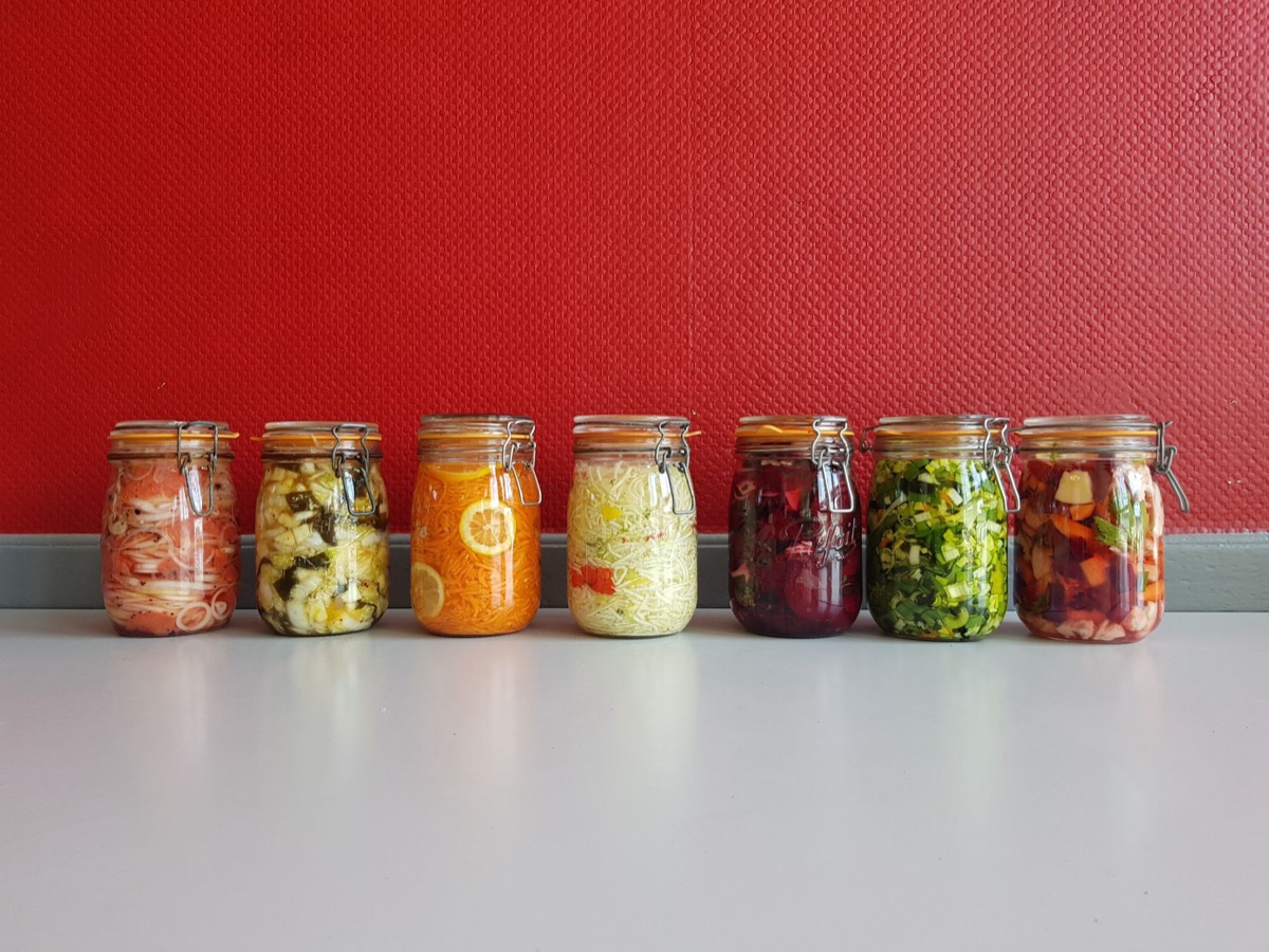 Cantina de kimchi en fermentación