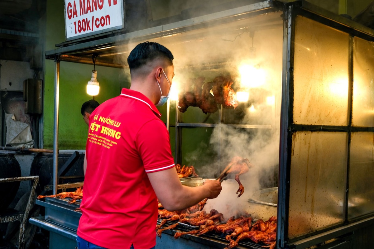 Tienda de comida callejera coreana con pollo asado y kimchi