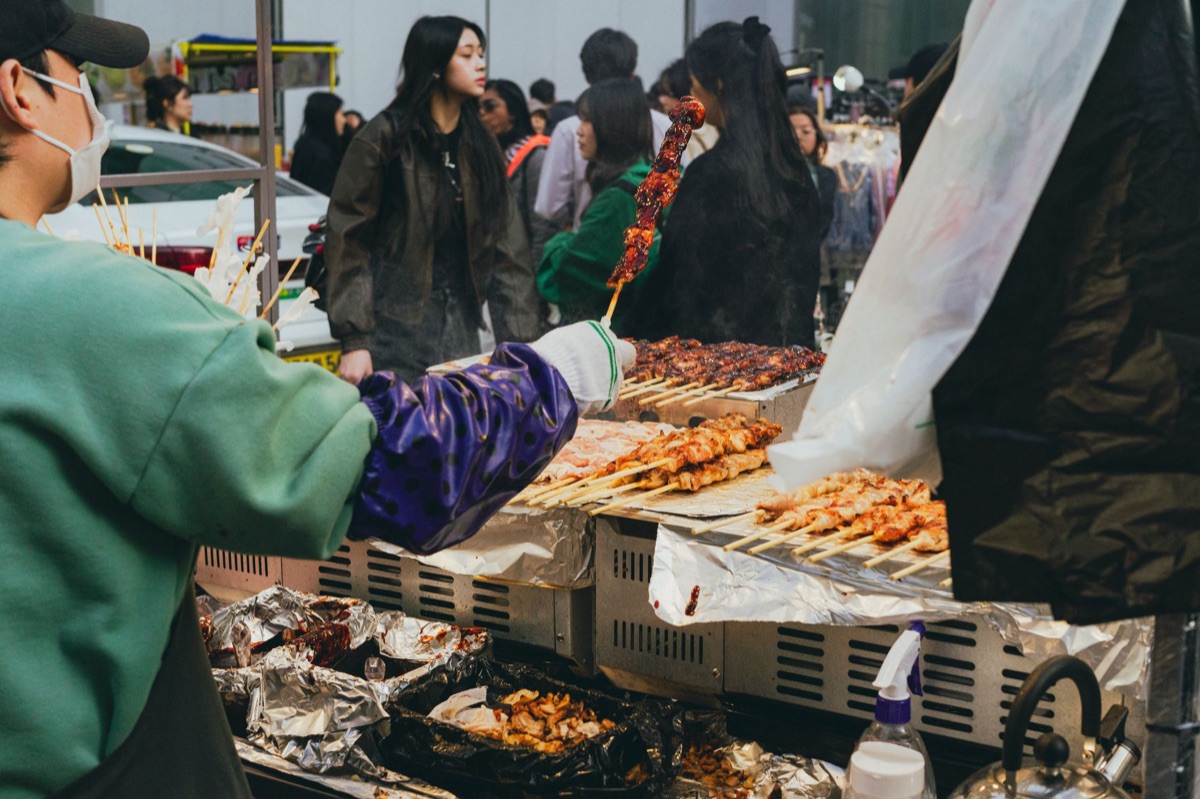 Um estabelecimento tradicional de comidas de rua em Seul